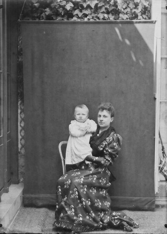 Plaque verre photo ancienne négatif 13x18 cm, noir et blanc vintage maman enfant