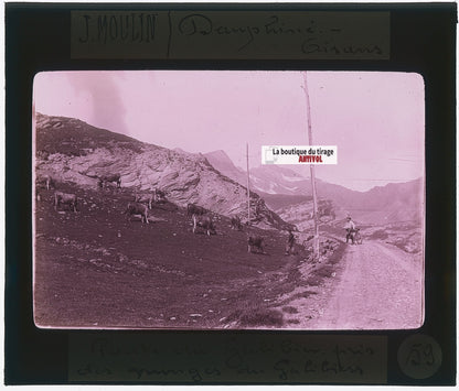 Route Galibier, vélos, photo J. Moulin, plaque verre couleur, positif 8,5x10 cm