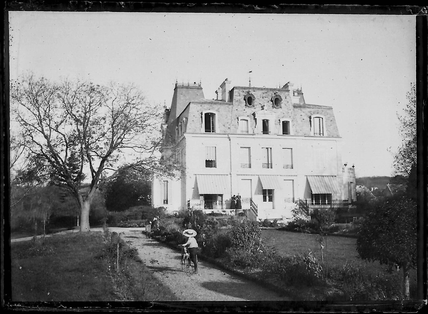 Plaque verre photo ancienne négatif noir et blanc 6x9 cm Bailly château famille