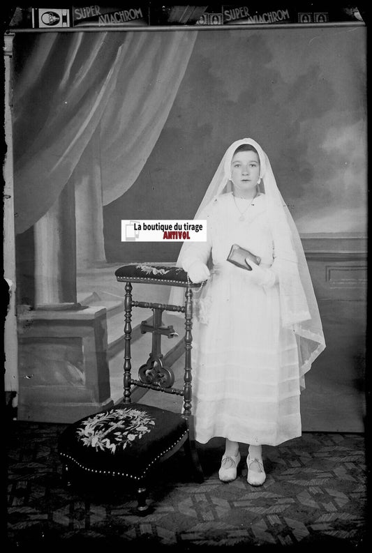 Communion, fille, Plaque verre photo ancienne, négatif noir & blanc 10x15 cm