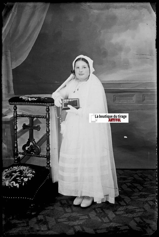 Communion, fille, Plaque verre photo ancienne, négatif noir & blanc 10x15 cm