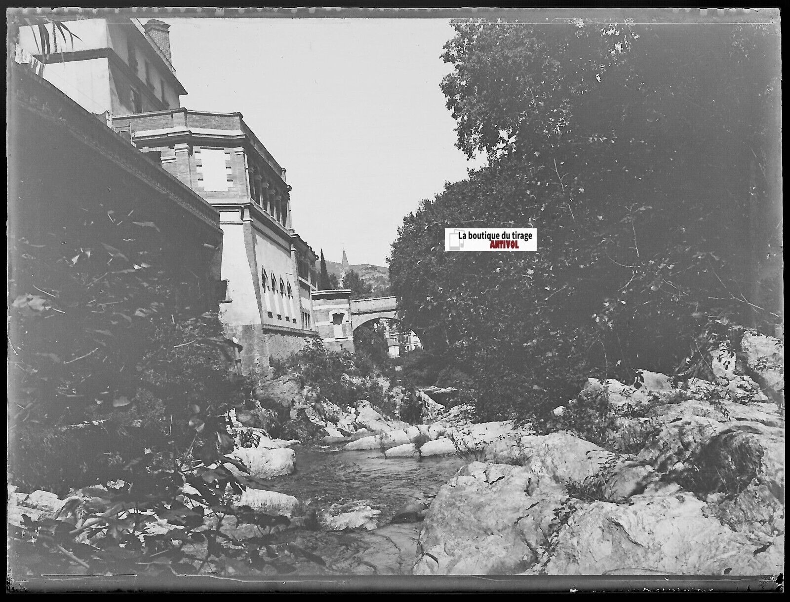 Village, rivière, Plaque verre photo ancienne, négatif noir & blanc 9x12 cm