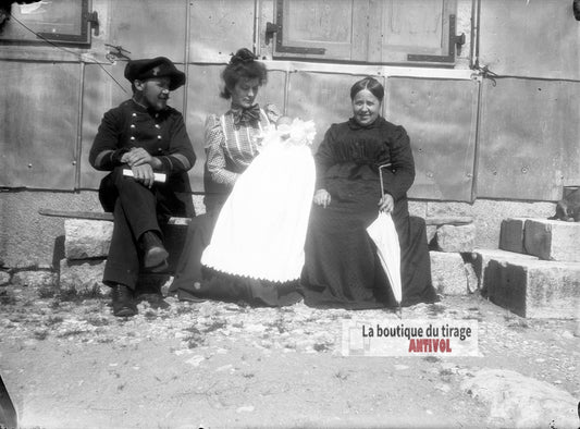 Famille avec nourrisson, militaire, plaque verre photo ancienne, négatif 9x12 cm