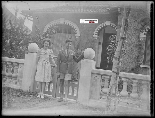 Famille, maison, Plaque verre photo ancienne, négatif noir & blanc 9x12 cm