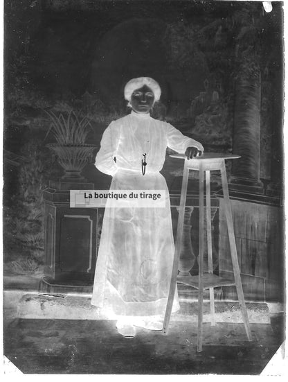 Plaque verre photo ancienne négatif noir et blanc 9x12 cm femme robe France 