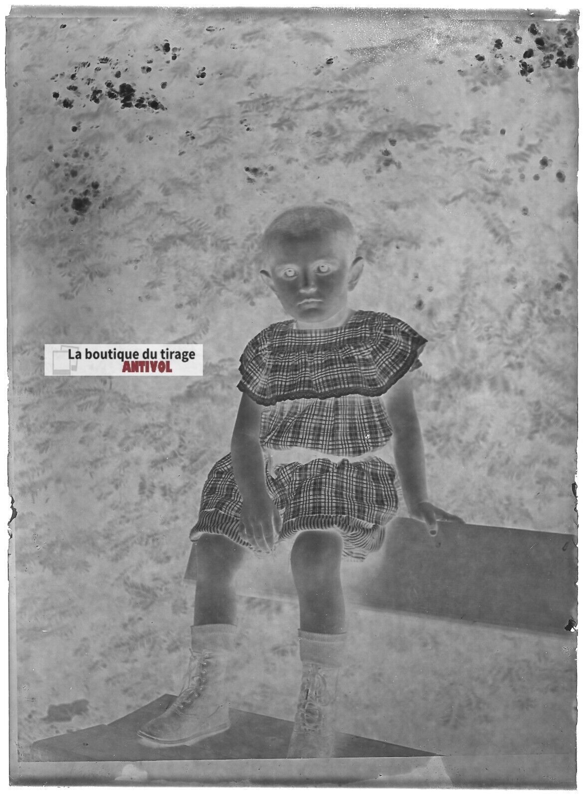 Plaque verre photo ancienne négatif noir et blanc 13x18 cm enfant sur un banc