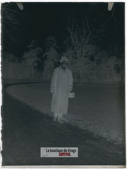 Homme, promenade, parc, plaque verre, photo ancienne, négatif 9x12 cm
