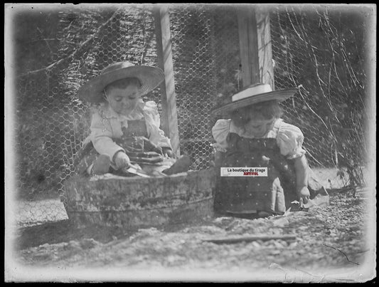 Plaque verre photo ancienne négatif noir et blanc 9x12 cm petites filles jeu