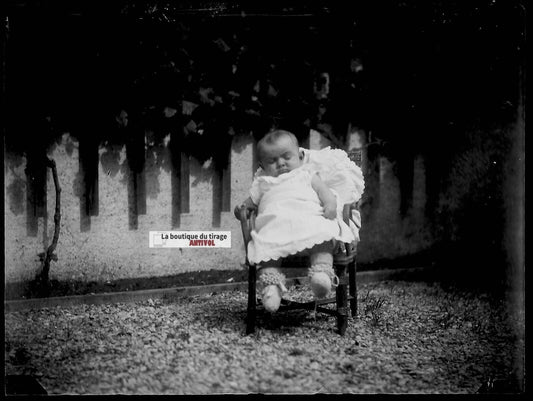 Plaque verre photo ancien négatif noir et blanc 9x12 cm enfant bébé France