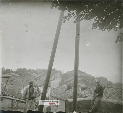 Deux hommes dans un village, plaque verre photo ancienne stéréo 6x13 cm