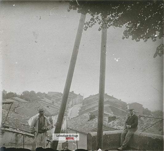 Deux hommes dans un village, plaque verre photo ancienne stéréo 6x13 cm