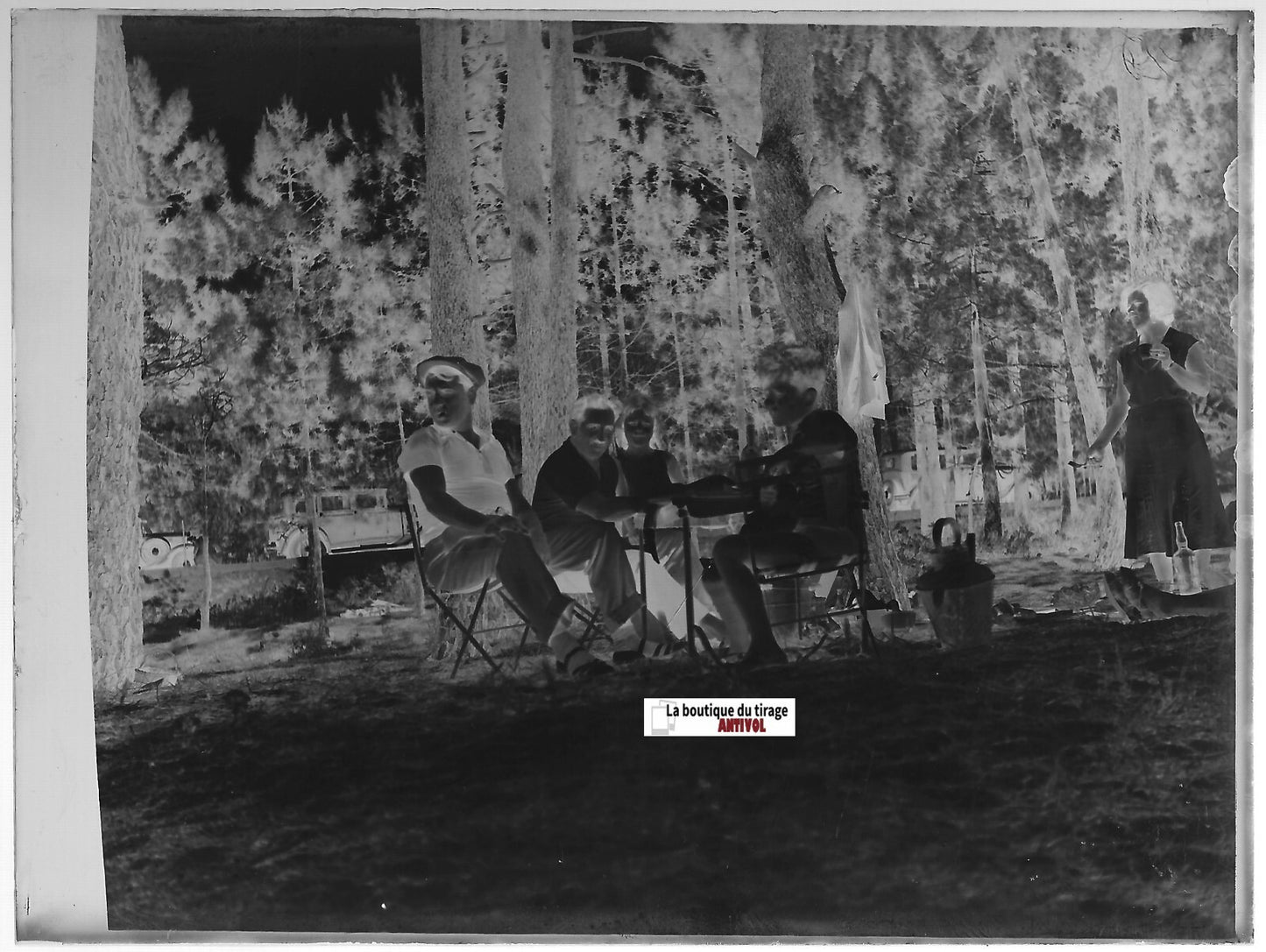 Voiture, picnic forêt, Plaque verre photo ancienne, négatif noir & blanc 9x12 cm