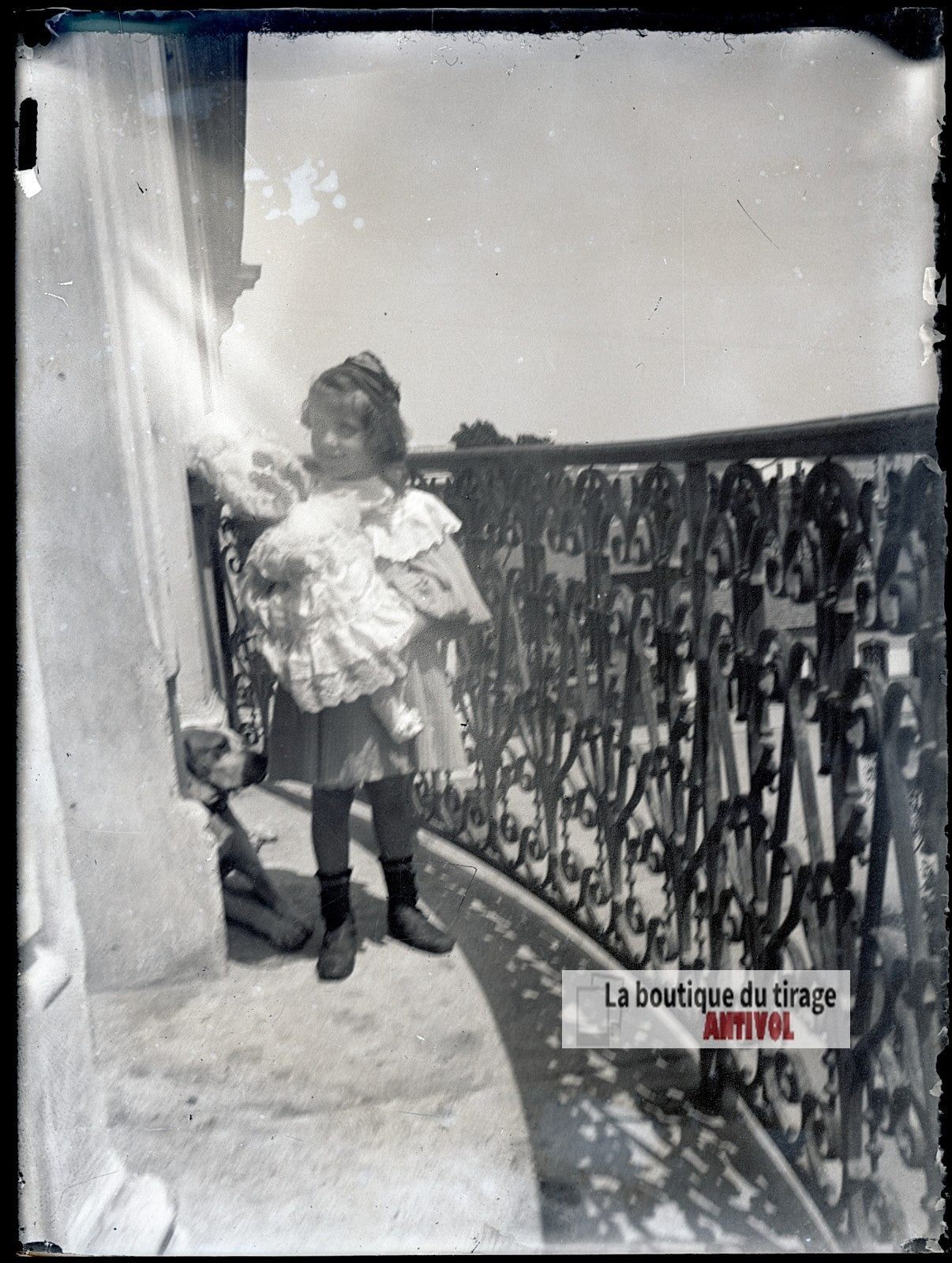 Jeune fille tenant une poupée, plaque verre photo ancienne, négatif 9x12 cm