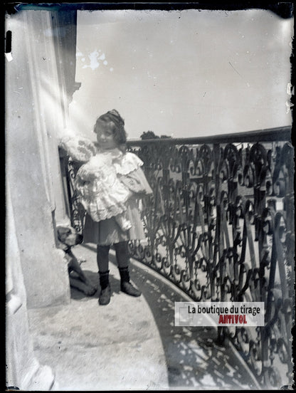 Jeune fille tenant une poupée, plaque verre photo ancienne, négatif 9x12 cm