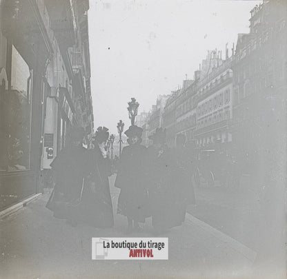 Paris, femmes élégantes, plaque verre stéréo, photo ancienne 4,5x10,7 cm