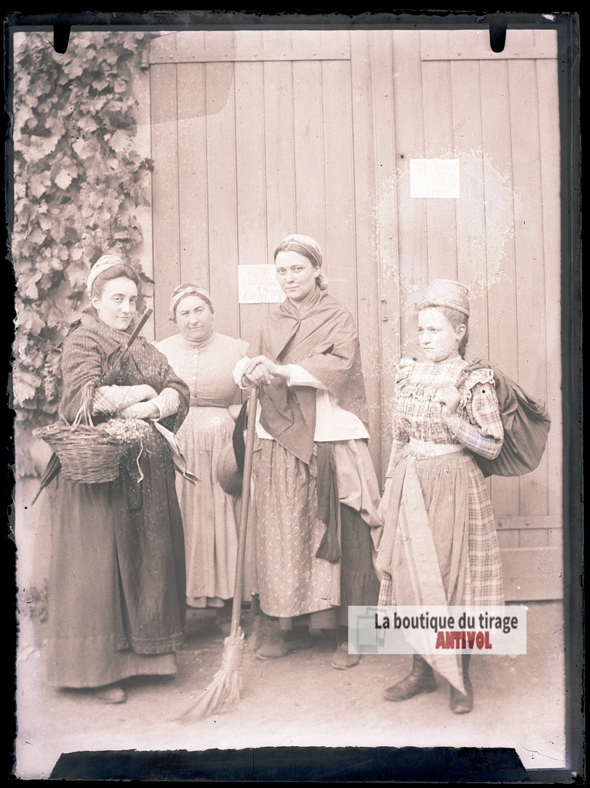 Femmes en costume régional, plaque verre photo ancienne, négatif 9x12 cm