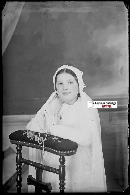 Communion, fille, Plaque verre photo ancienne, négatif noir & blanc 10x15 cm