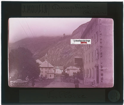 Village de Valloire, photo J. Moulin, plaque verre, couleur, positif 8,5x10 cm