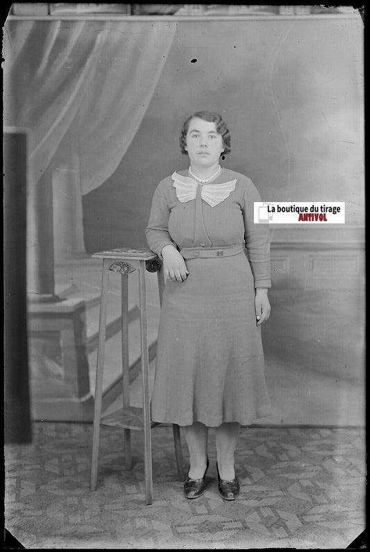 Femme en robe, Plaque verre photo ancienne, négatif noir & blanc 10x15 cm