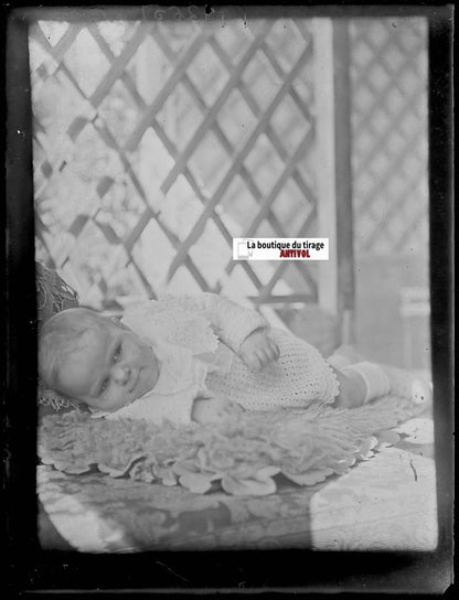 Bébé, enfant, Plaque verre photo ancienne, négatif noir & blanc 9x12 cm