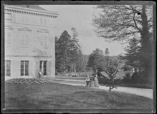 Plaque verre photo ancienne négatif noir et blanc 6x9 cm femmes enfant château - La Boutique Du Tirage 