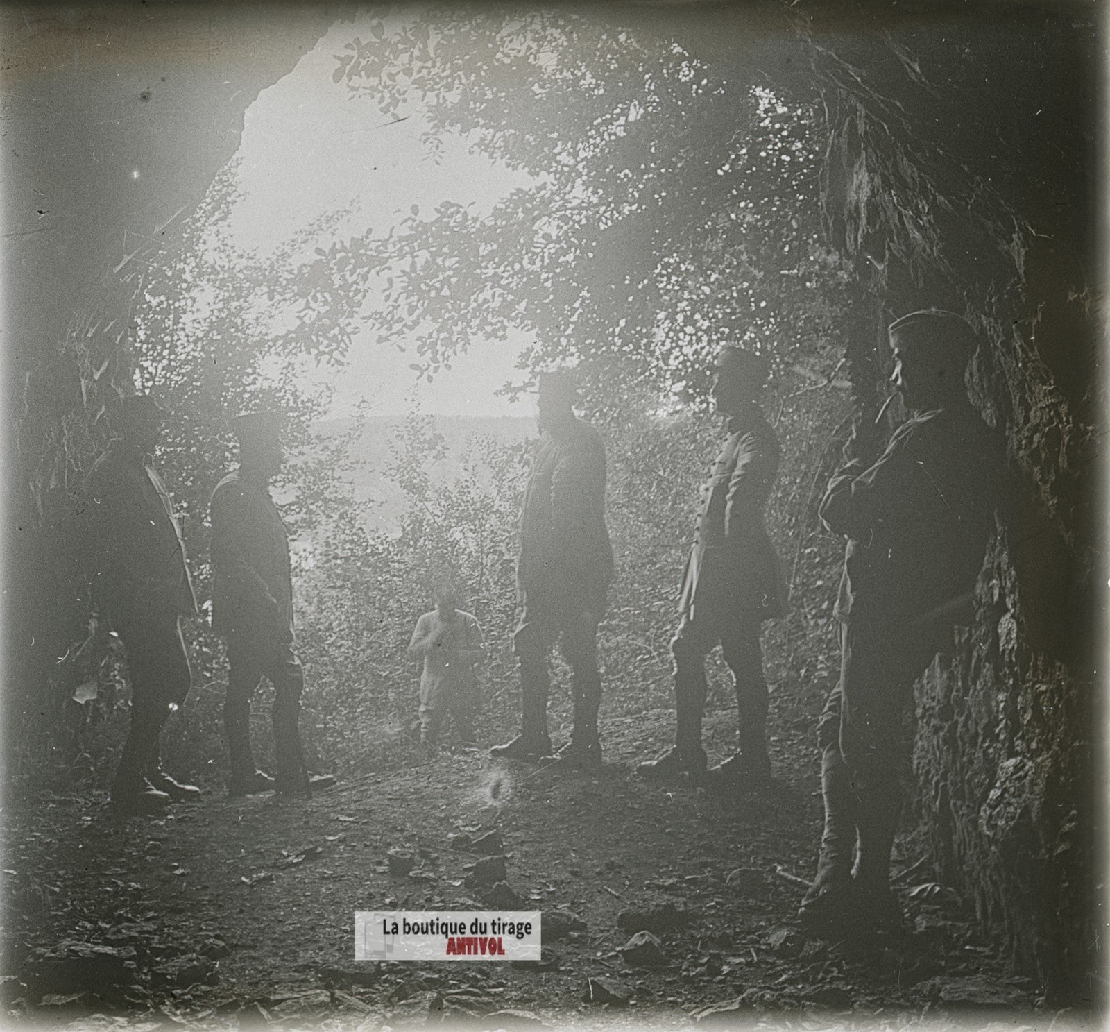 Militaires français, grotte, WW1, plaque verre photo ancienne stéréo 6x13 cm