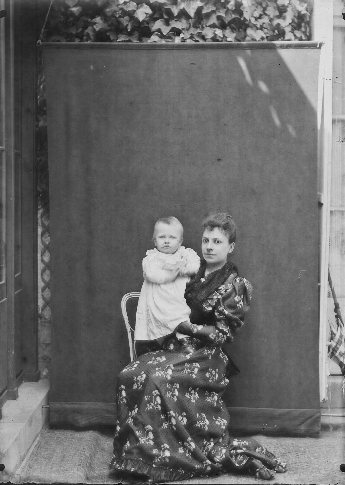Plaque verre photo ancienne négatif 13x18 cm, noir & blanc vintage maman enfant