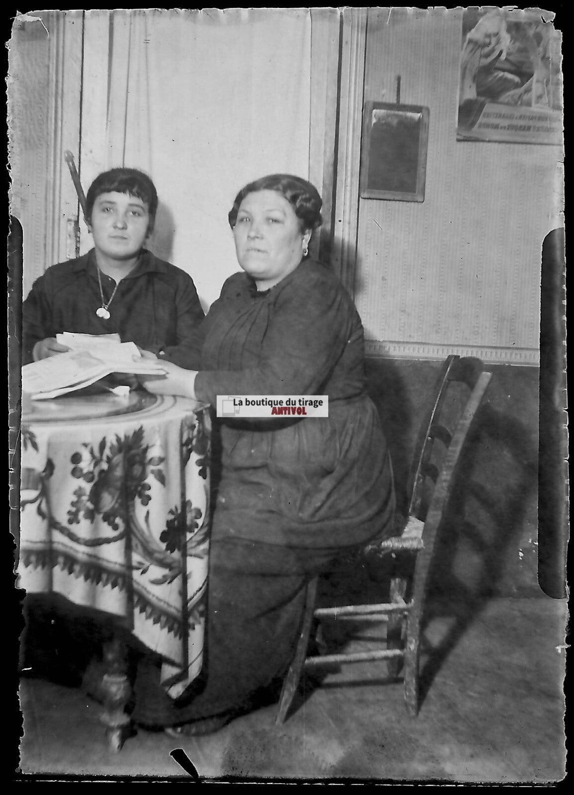 Plaque verre photo ancienne négatif noir et blanc 6x9 cm femmes salon maison 