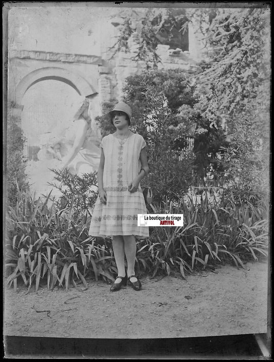 Arles, théâtre, dame, Plaque verre photo ancienne, négatif noir & blanc 9x12 cm