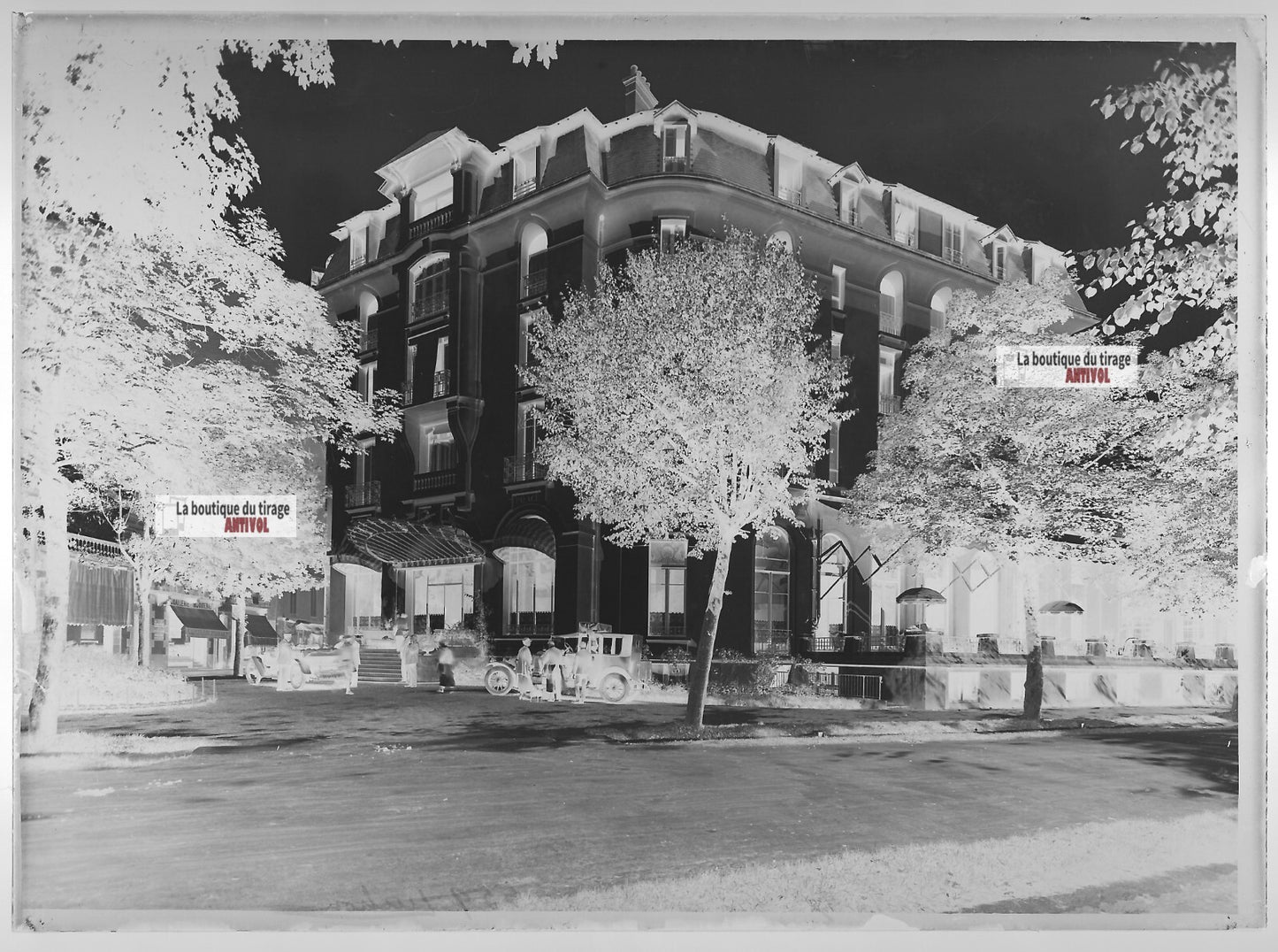 Plaque verre photo ancienne négatif noir et blanc 13x18 cm Luchon hôtel voitures