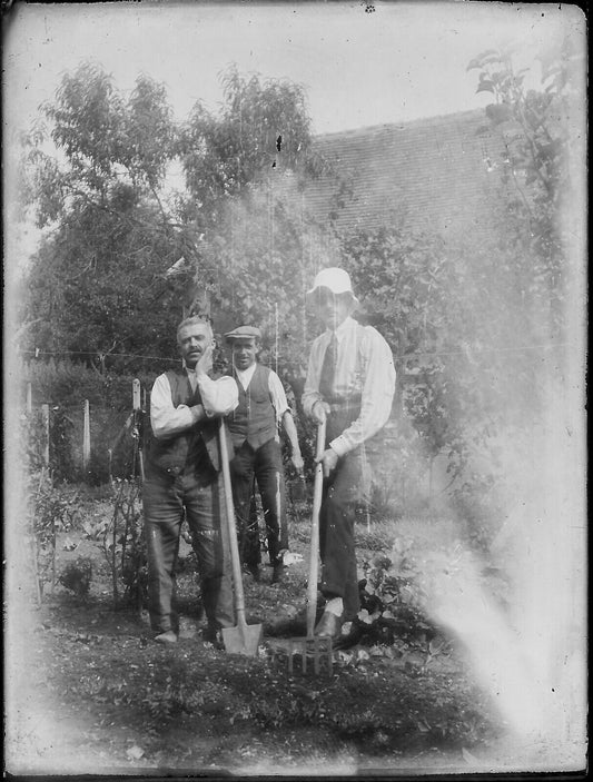 Plaque verre photo ancienne négatif noir et blanc 9x12 cm potager hommes   