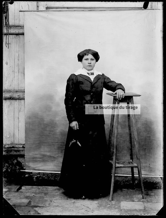 Plaque verre photo ancienne négatif noir et blanc 9x12 cm femme robe France 