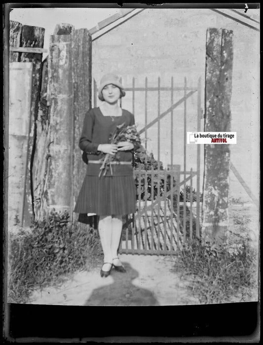 Femme, portail, Plaque verre photo ancienne, négatif noir & blanc 9x12 cm