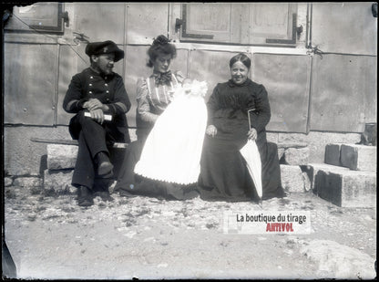 Famille avec nourrisson, militaire, plaque verre photo ancienne, négatif 9x12 cm