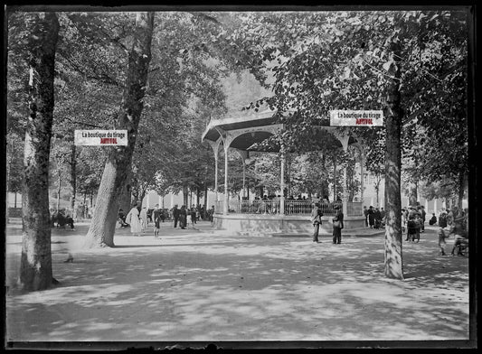 Plaque verre photo ancienne négatif noir et blanc 13x18 cm Luchon kiosque France