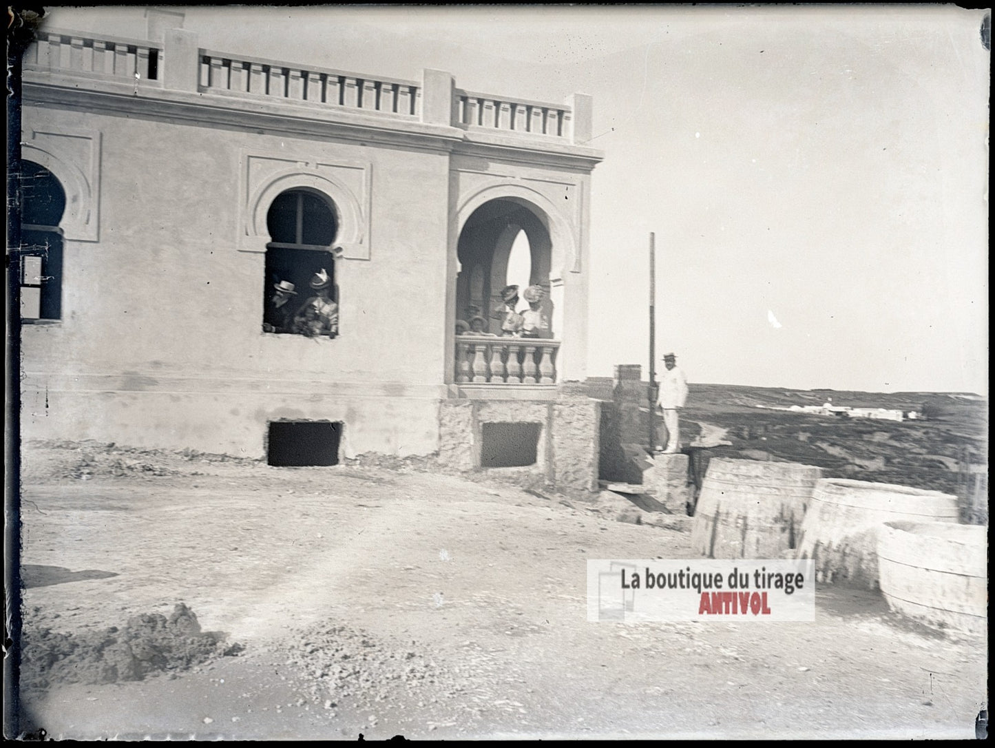 Villa, Tunisie, personnages, plaque verre photo ancienne, négatif 9x12 cm