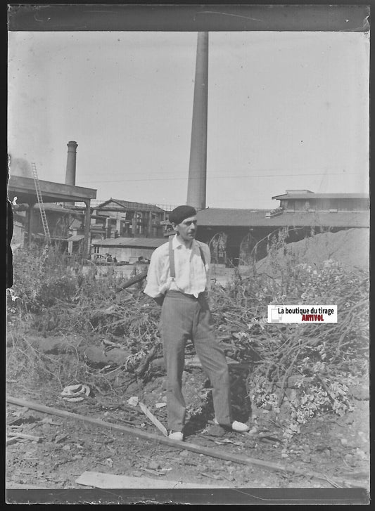 Homme, béret, usine, Plaque verre photo ancienne, négatif noir & blanc 6x9 cm