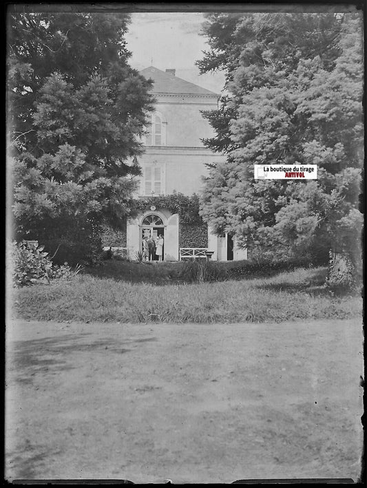 Famille, château, Plaque verre photo ancienne, négatif noir & blanc 9x12 cm