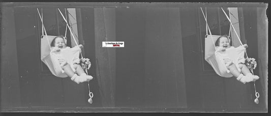 Bébé, jeu, Plaque verre photo stéréoscopique, négatif noir & blanc 4,5x10,7 cm