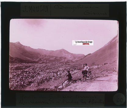 Route Galibier, vélos, photo J. Moulin, plaque verre couleur, positif 8,5x10 cm