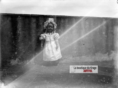 Jeune enfant en robe de cérémonie, plaque verre photo ancienne, négatif 9x12 cm