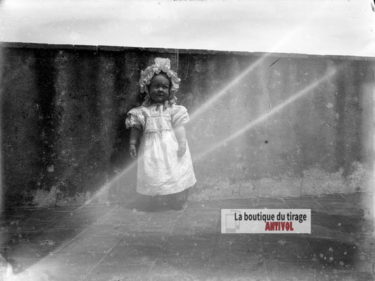 Jeune enfant en robe de cérémonie, plaque verre photo ancienne, négatif 9x12 cm