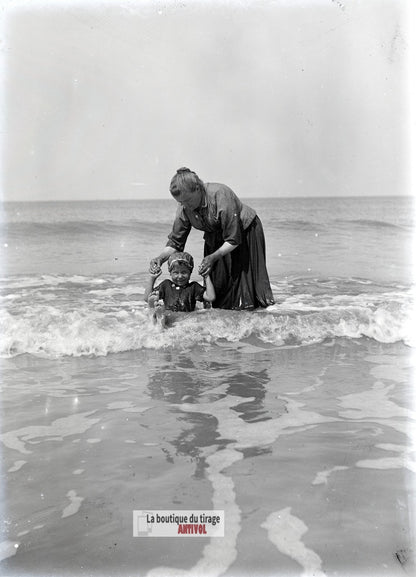 Berck-sur-Mer, enfant baignade, plaque verre photo ancienne, négatif 9x12 cm