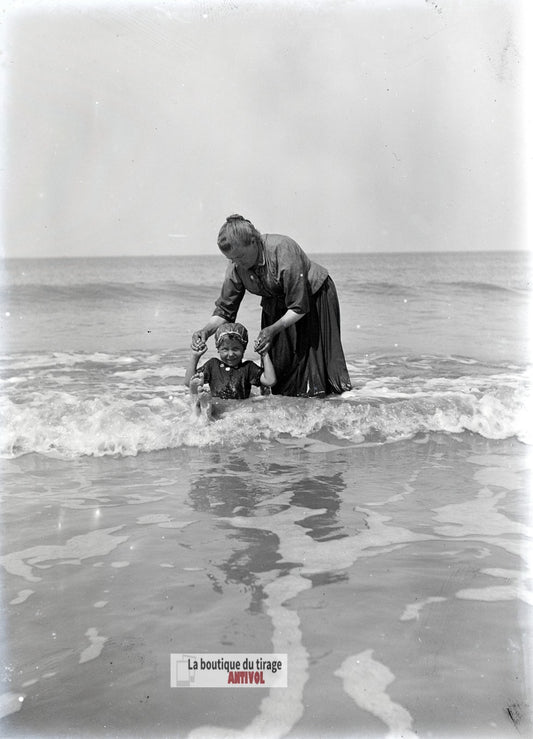 Berck-sur-Mer, enfant baignade, plaque verre photo ancienne, négatif 9x12 cm