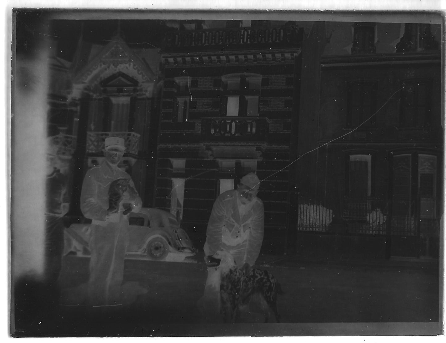 Plaque verre photo ancienne noir et blanc négatif 9x12 cm soldats voiture chien 