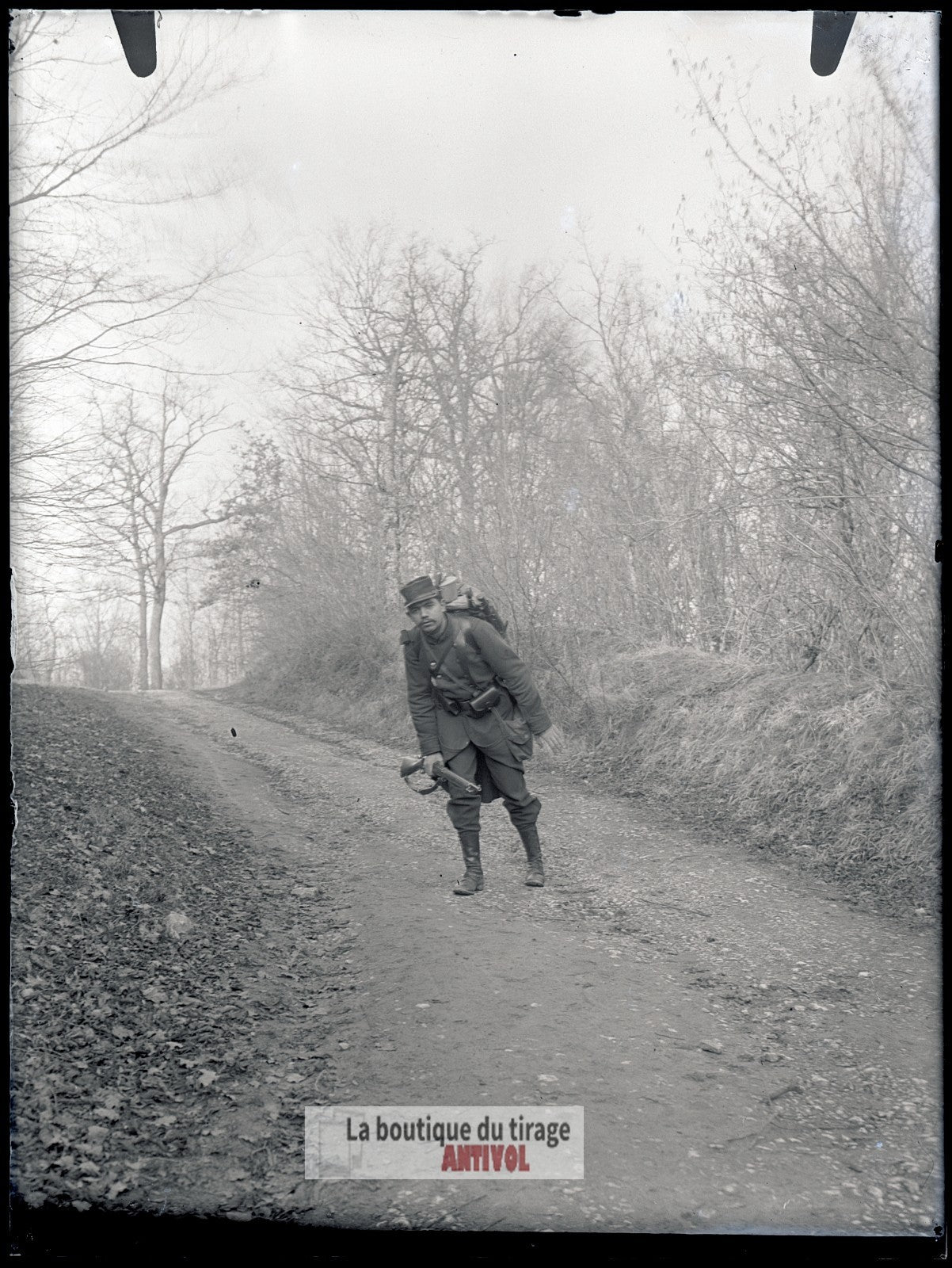 Tirailleur en marche, soldat, plaque verre, photo ancienne, négatif 9x12 cm