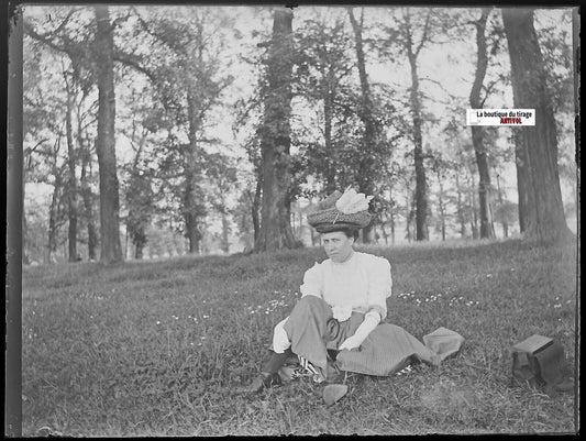 Femme, forêt, France, Plaque verre photo ancienne, négatif noir & blanc 9x12 cm