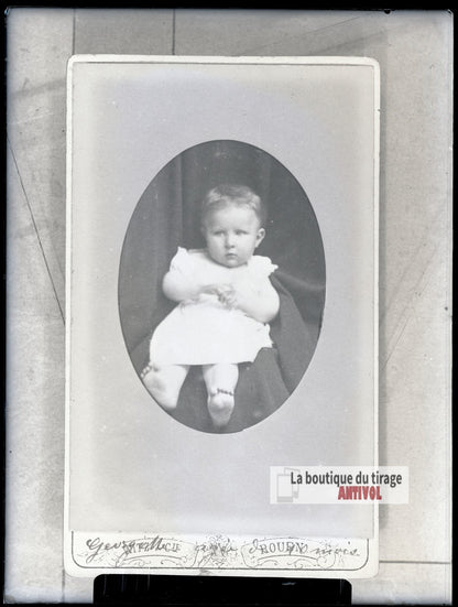 Portrait d'un nourrisson en robe, plaque verre photo ancienne, négatif 9x12 cm