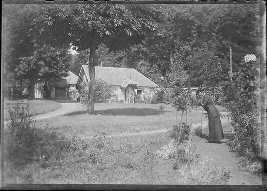 Plaque verre photo négatif noir et blanc 6x9 cm femme jardin château France