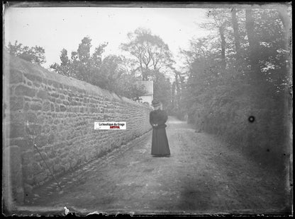 Femme en robe, Plaque verre photo ancienne, négatif noir & blanc 9x12 cm